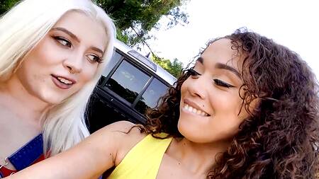 Черный спортсмен после тренировки ебет двух красавиц