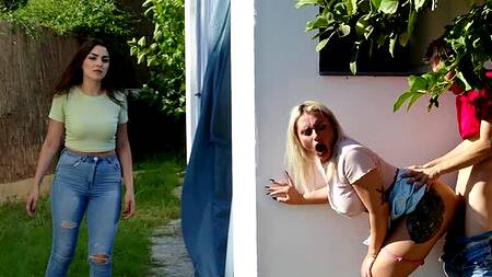 Парень в сарае страстно трахает белокурую соседку