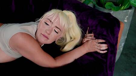 Белая милфа с большой жопой соблазняет на секс черного соседа