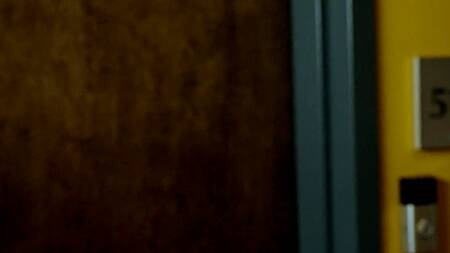 Белая милфа с большой жопой соблазняет на секс черного соседа