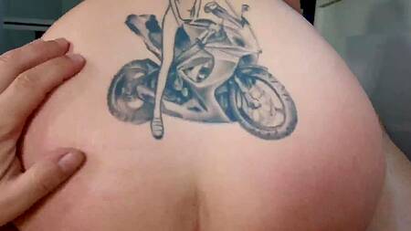 Муж отвлекается от работы и трахает татуированную жену в очко