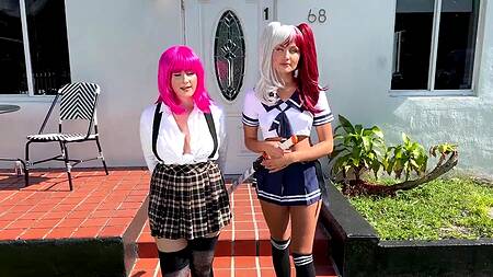 Две развратные студентки идут секс и ебутся с одним парнем