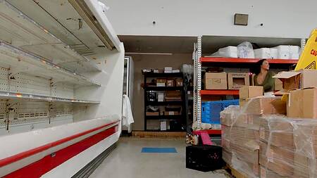 Молодой работник супермаркета трахает грудастую милфу в зале