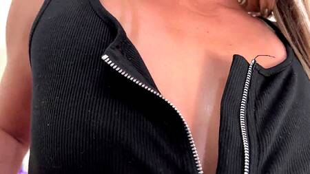 Блондинки лижут киски на кровати и снимают порно на видео