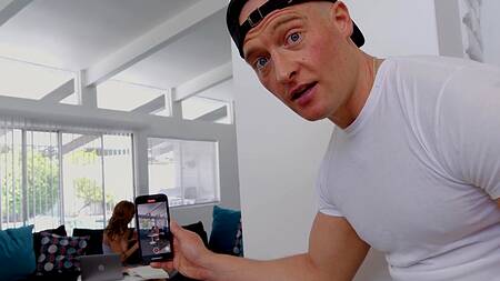 Пацан дрочит на двух лесбиянок и соблазняет их на ЖМЖ