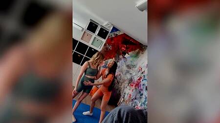 Парень снимает тиктоки вместе с милыми подругами и страстно их трахает