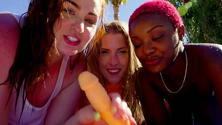 Три лучшие подруги во дворе занимаются лесбийским сексом