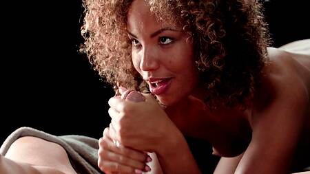 Чернокожая красотка с рыжими волосами наслаждается сексом