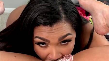 Телка уговаривает подругу примерить бельё и заняться лесбийским сексом