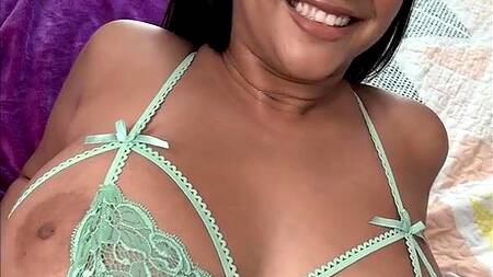 Телка уговаривает подругу примерить бельё и заняться лесбийским сексом