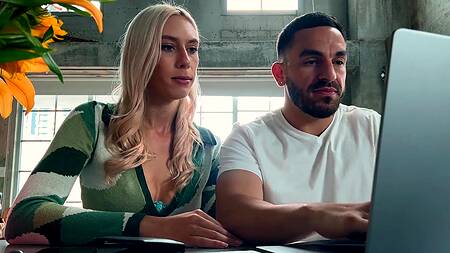 Коллега помогает блондинке доделать работу и трахает её