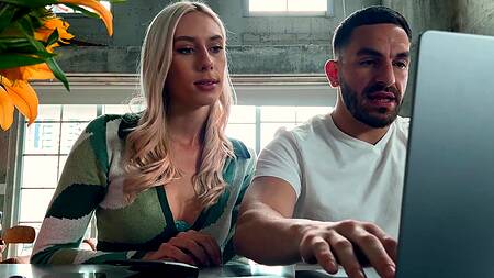 Коллега помогает блондинке доделать работу и трахает её