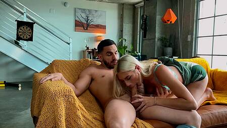 Коллега помогает блондинке доделать работу и трахает её