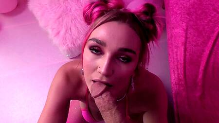 Горячая любительница розового наслаждается сексом