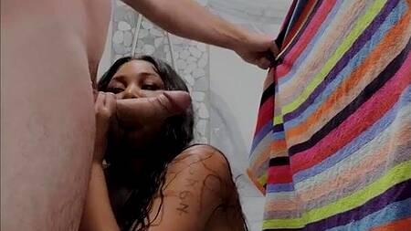 Жопастая негритянка в душе отдается белому другу мужа