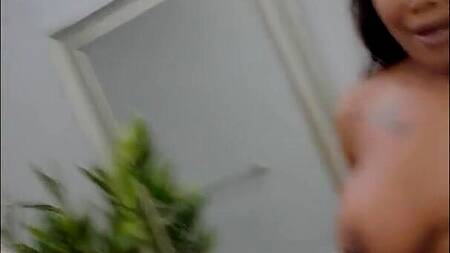 Жопастая негритянка в душе отдается белому другу мужа