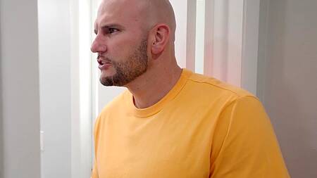 Жопастая негритянка в душе отдается белому другу мужа