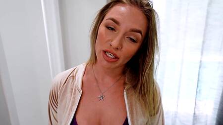 Подруга отодвигает трусики и садится киской на большой член парня