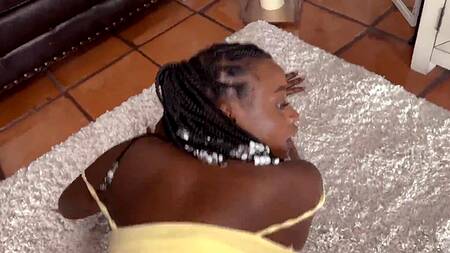 Негр чинит кондиционер подруги и страстно её трахает