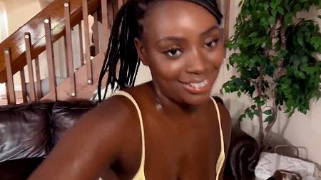 Негр чинит кондиционер подруги и страстно её трахает