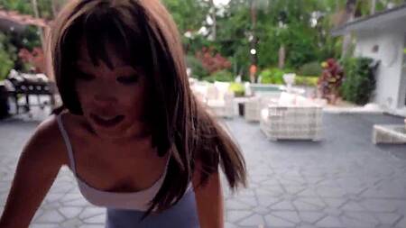 Зрелая азиатка решила изменить мужу с садовником