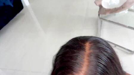 Негритянка хочет научиться сосать и просит друга достать член