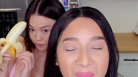 Веселые подружки снимают тиктоки и занимаются групповым сексом с парнем