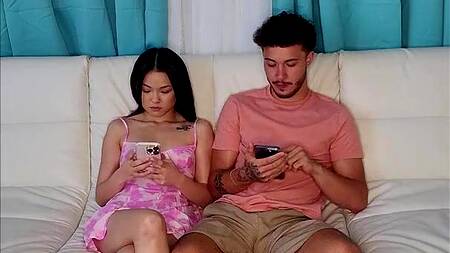 Веселые подружки снимают тиктоки и занимаются групповым сексом с парнем