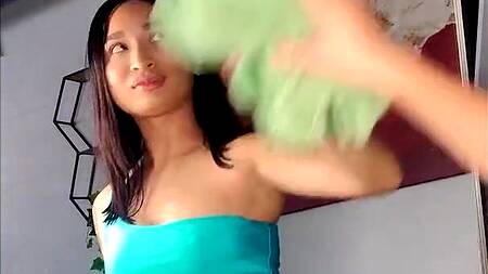 Веселые подружки снимают тиктоки и занимаются групповым сексом с парнем