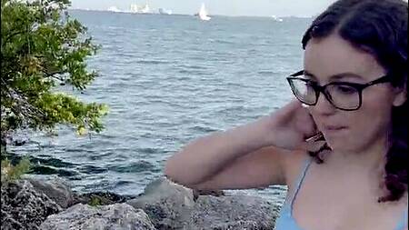 Телка на тренировке ласкает киску подружки