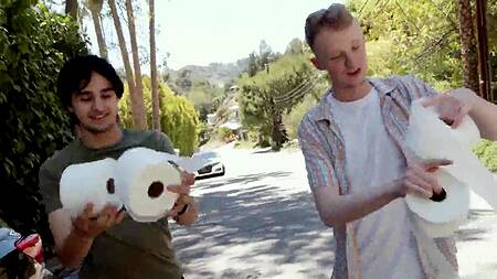 Красивая милфа занялась сексом втроем с хулиганами