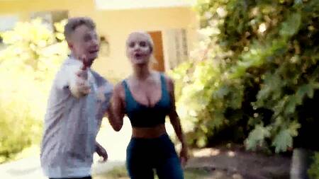 Красивая милфа занялась сексом втроем с хулиганами