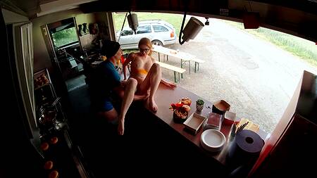 Рыжая телка готовит уличную еду и занимаются жарким сексом