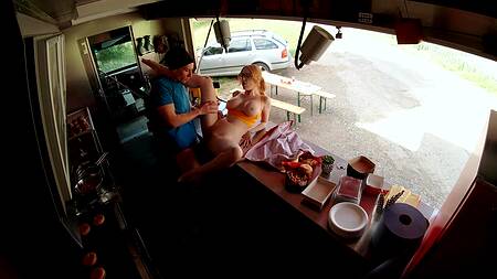 Рыжая телка готовит уличную еду и занимаются жарким сексом