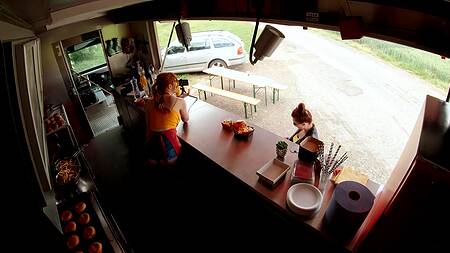 Рыжая телка готовит уличную еду и занимаются жарким сексом