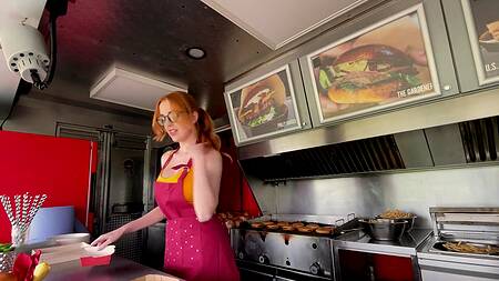 Рыжая телка готовит уличную еду и занимаются жарким сексом