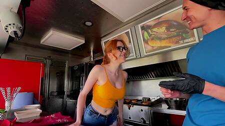 Рыжая телка готовит уличную еду и занимаются жарким сексом