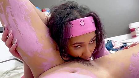 Подружки во время ремонта занялись лесбийским сексом