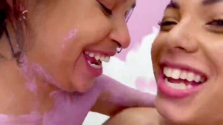 Подружки во время ремонта занялись лесбийским сексом