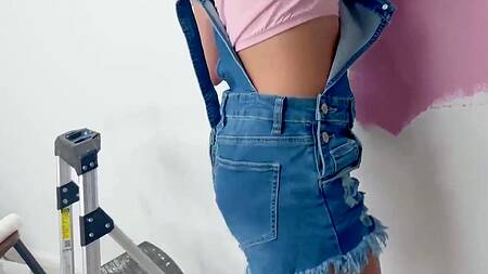 Подружки во время ремонта занялись лесбийским сексом