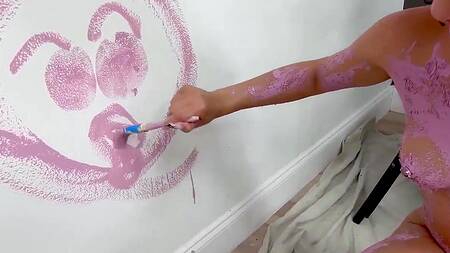 Подружки во время ремонта занялись лесбийским сексом