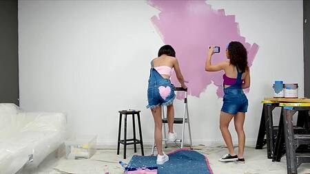 Подружки во время ремонта занялись лесбийским сексом
