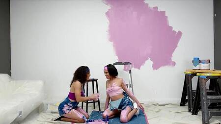 Подружки во время ремонта занялись лесбийским сексом