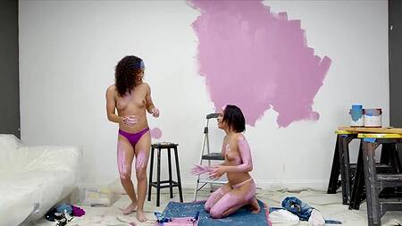 Подружки во время ремонта занялись лесбийским сексом