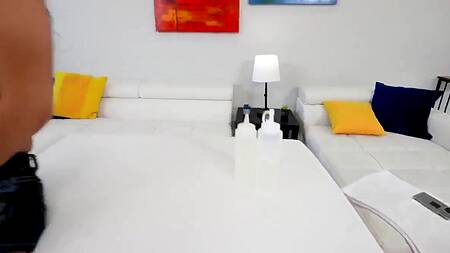 Массажист завязывает глаза мулатки и ласкает её киску