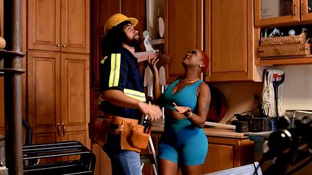 Лысая негритянка с сочным телом трахается с негром на кухне