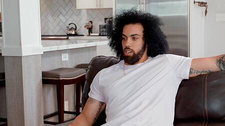 Лысая негритянка с сочным телом трахается с негром на кухне