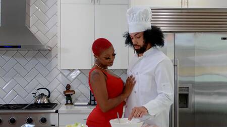 Лысая негритянка с сочным телом трахается с негром на кухне