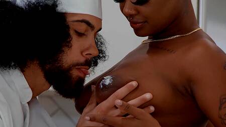 Лысая негритянка с сочным телом трахается с негром на кухне