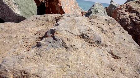 Подружки на пляже за камнями вылизывают бритые киски